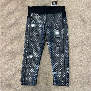 Under Armour Women’s Black and Gray Patterned crop Leggings, size M, NWT